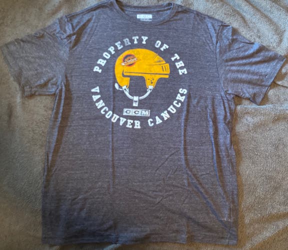 New Large CCM Vancouver Canucks T-Shirt