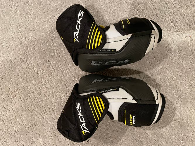 Used Medium CCM Tacks Classic Pro Elbow Pads