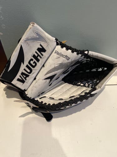 Vaughn Velocity 7150 Goalie Glove.