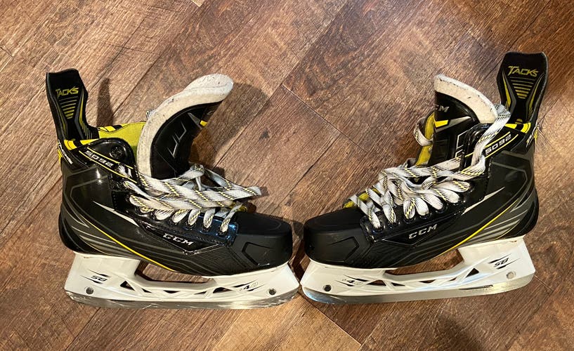 Senior CCM Regular Width  Size 9.5 Tacks 5092 Hockey Skates