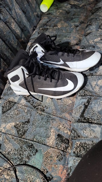 Black Youth Used Men's Size 6.5 (Women's 7.5) Molded Cleats Nike Cleats