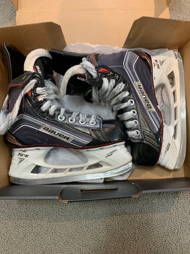 Junior Bauer Regular Width Size 2 Vapor X700 Hockey Skates