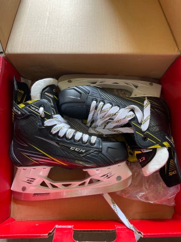 Junior CCM Regular Width  Size 5.5 Tacks 4092 Hockey Skates