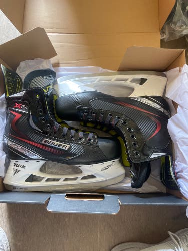 Senior Bauer Regular Width  Size 9 Vapor X2.6 Hockey Skates