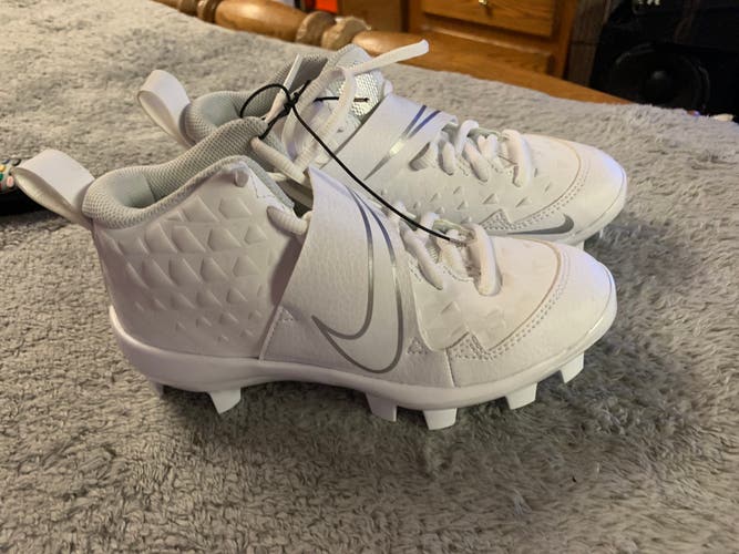 New Nike Trout Youth Size 2 Brand New Never Worn Molded Baseball