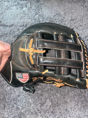 Used Right Hand Throw 12.5" Signiture Series Baseball Glove