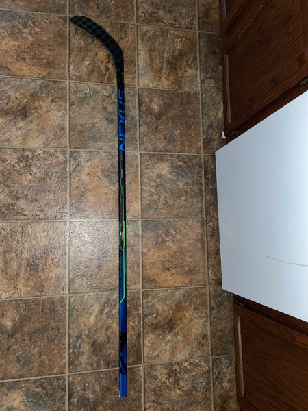 Senior Right Handed Mid Pattern Nexus Geo Hockey Stick