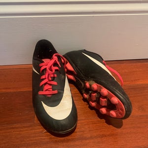 Used  Nike Cleats Youth sz 3 USED