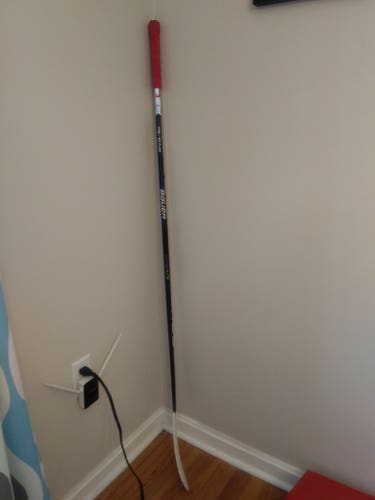Used Junior Bauer Right Handed Vapor Hyperlite Hockey Stick Mid Pattern
