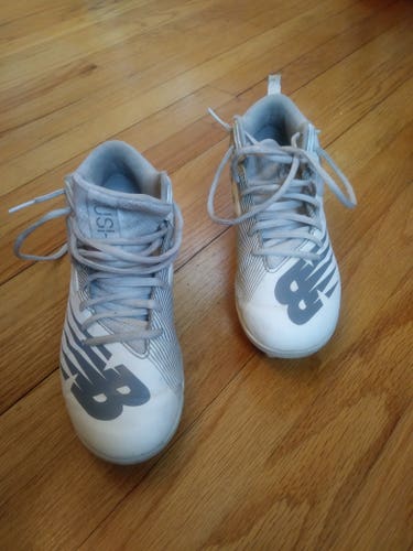 White Youth Used Unisex Size 5.5 (Women's 6.5) Molded Cleats New Balance Low Cut Rush
