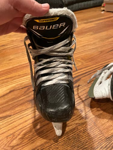 Junior Bauer Regular Width Size 2.5 Supreme 3S Hockey Skates