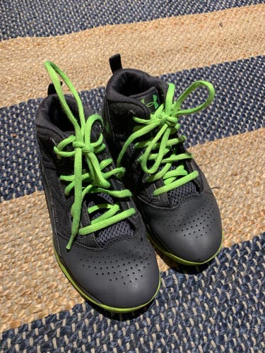 1.5Y Under Armour Basketball Shoes