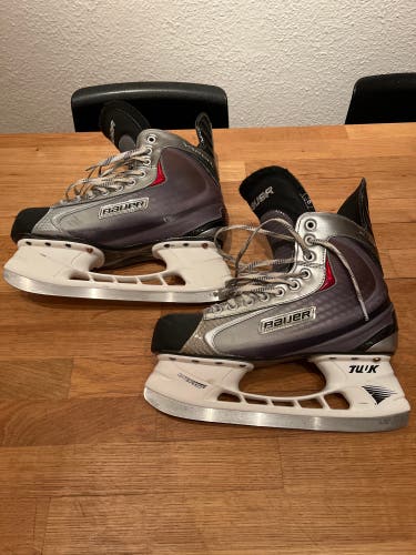 Senior Bauer Regular Width  Size 9.5 Vapor X:60 Hockey Skates