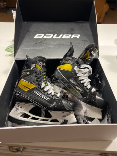 Senior Bauer  Size 8.5 Supreme UltraSonic Hockey Skates