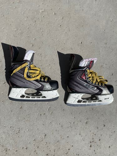 Junior Bauer Regular Width  Size 3 Vapor x50 Hockey Skates