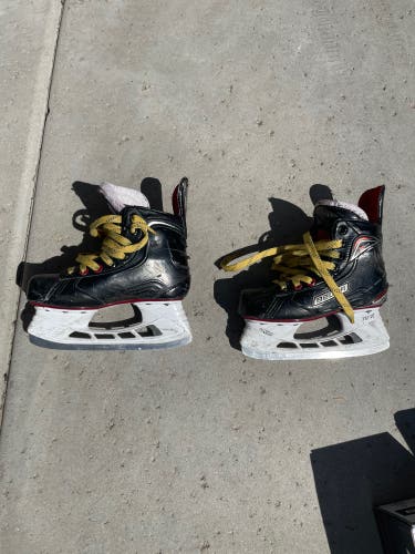 Junior Bauer Regular Width  Size 1.5 Vapor X500 Hockey Skates