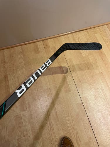 Pro Stock Senior Right Handed Mid Pattern Vapor FlyLite Hockey Stick