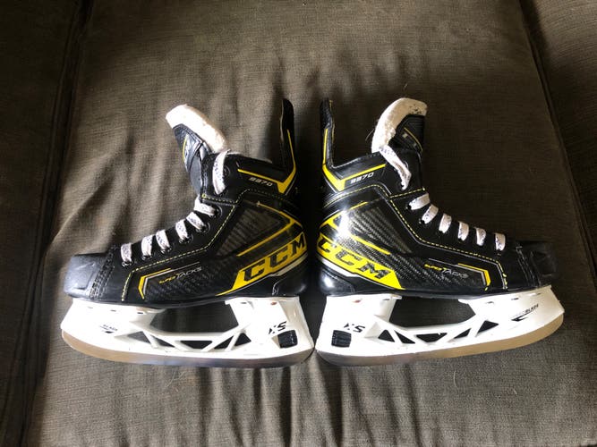Junior CCM Regular Width  Size 2.5 Super Tacks 9370 Hockey Skates