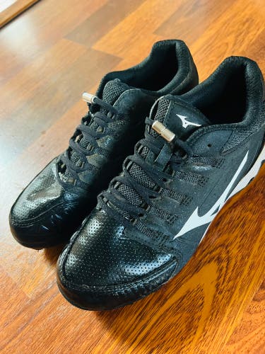 Like New Black Women’s Mizuno Softball Cleats Size 6.5 US