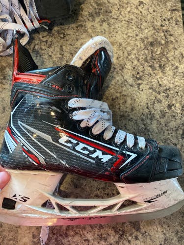 Senior CCM Regular Width  Size 7 JetSpeed FT490 Hockey Skates