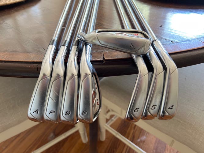 RH Stiff Flex TaylorMade R11, 4-AW, Game Improvement irons.