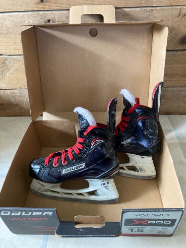 Junior Bauer Extra Wide Width  Size 1.5 Vapor X800 Hockey Skates