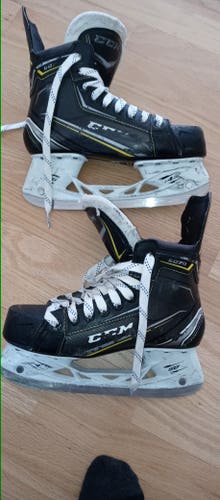 Junior Used CCM Tacks 9070 Hockey Skates Regular Width Size 5