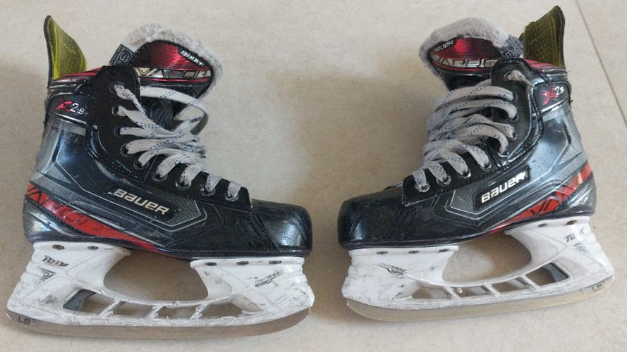 Youth Used Bauer Vapor X2.9 Hockey Skates Regular Width Size 3.5