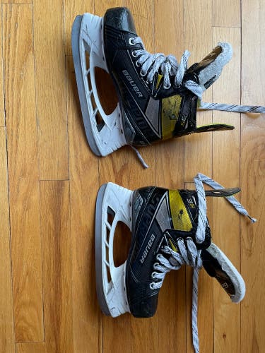 Junior Bauer Regular Width Size 2 Supreme 3S Hockey Skates