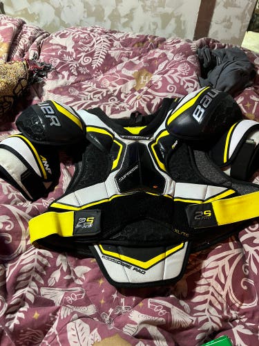 Senior Extra Large Bauer  Supreme 2S Pro Shoulder Pads
