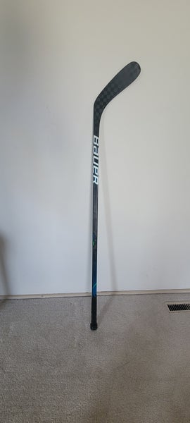Used Junior Bauer Right Handed Nexus Geo Hockey Stick Mid Pattern