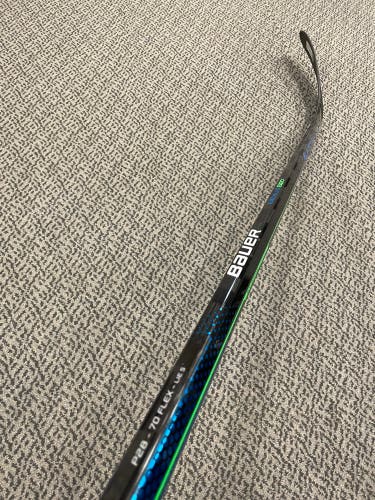 Bauer Nexus Geo P28 curve 70 flex right hand stick