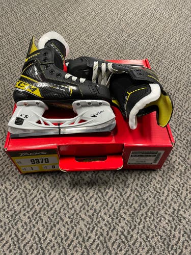 CCM 9370 size 1 D width skate