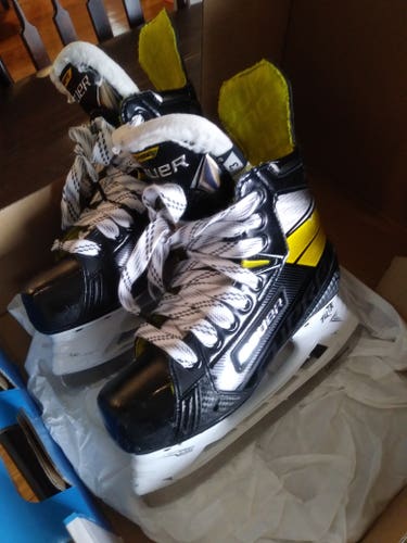 Junior Used Bauer Supreme 3S Hockey Skates Regular Width Size 3