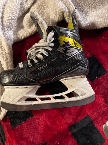 Junior Bauer Regular Width Size 6.5 Supreme 3S Hockey Skates