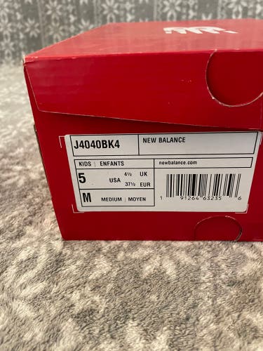 Black New Youth Kid's Size 5.0 (Women's 6.0) Molded Cleats New Balance Low Cut