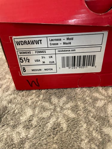 Youth New (Women's 5.5) Molded Cleats New Balance Low Cut