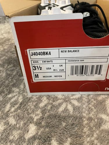Black New Youth Men's Size 3.5 (Women's 4.5) Molded Cleats New Balance Low Cut