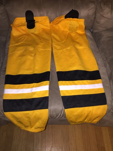 NEW MENACE SPORTS HOCKEY SOCKS GOLD WITH BLACK/WHITE STRIPES SIZE 32s