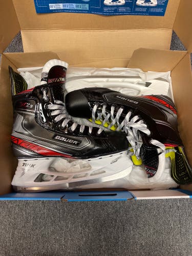 Senior Bauer Regular Width  Size 9.5 Vapor X2.9 Hockey Skates