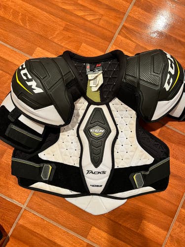 Senior Used Medium CCM Tacks 4052 Shoulder Pads
