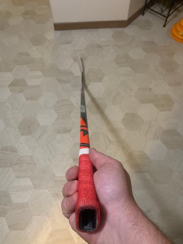 Senior Right Handed Mid Pattern Vapor 2X Pro Hockey Stick