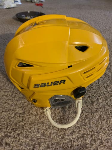 Used Medium Bauer Re-Akt 200 Helmet