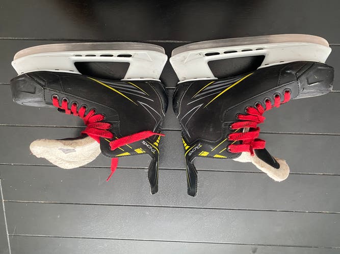 Junior Used CCM Tacks Hockey Skates Regular Width Size 5