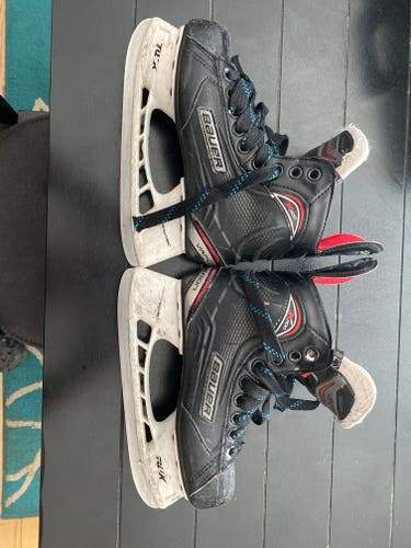 Junior Used Bauer Vapor 400 Hockey Skates Regular Width Size 4
