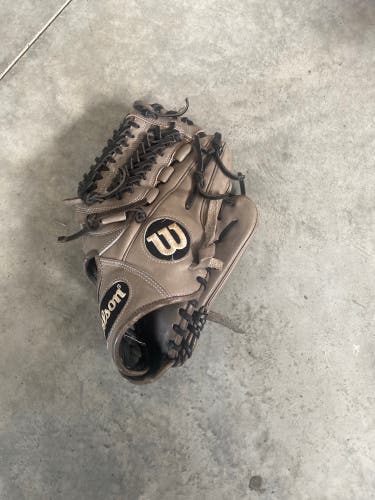 Pitcher's 11.75" A2000 Baseball Glove