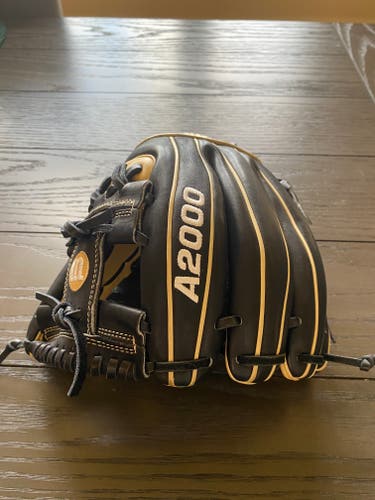 Used Right Hand Throw Wilson Infield A2000 Baseball Glove 11.5"