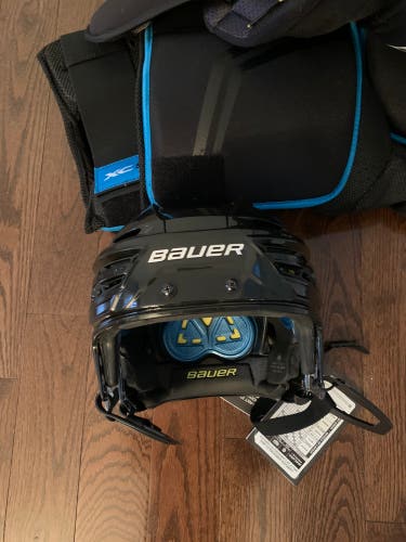 New Medium Bauer  Re-Akt 150 Helmet