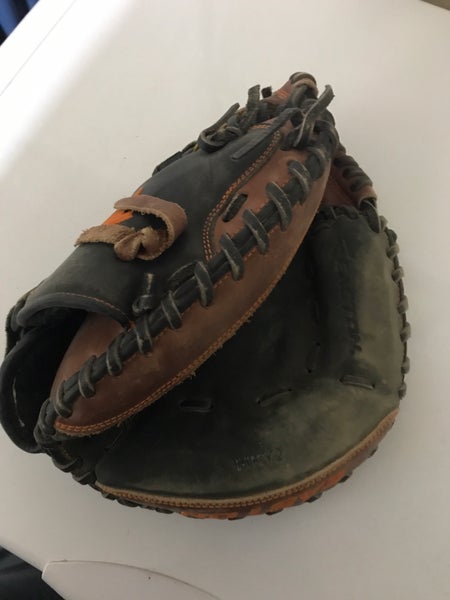 Used Right Hand Throw 10" Catcher's Glove