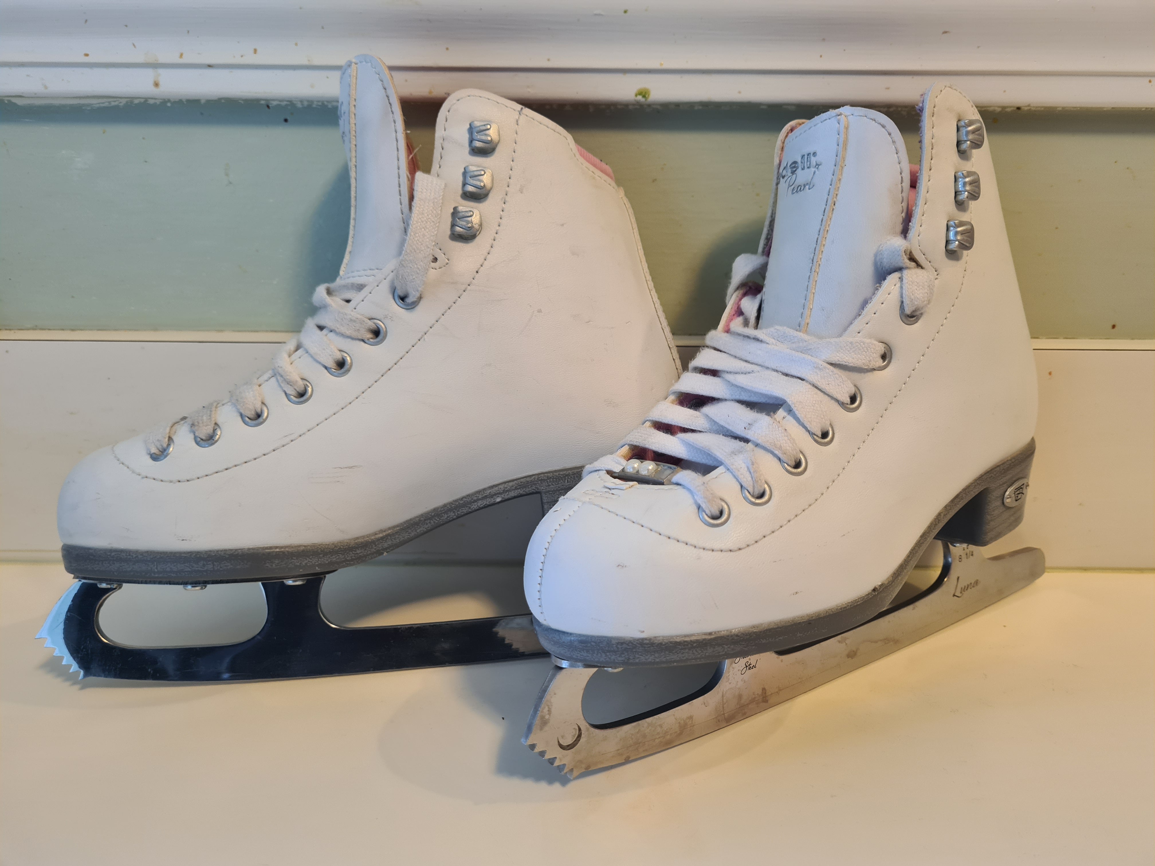 Riedell model 29 Figure Skates sizes 1 and 2 NEW 